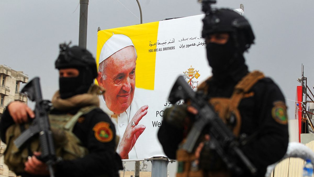 Obrazem: Na horkou půdu v době pandemie. Papež František odlétá do Iráku